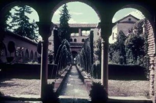 Reisefotos. Mittelmeerraum. Innenhof mit Wasserlauf und Fontänen