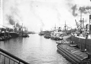 Bremen. Freihafen Bremen (Europahafen). Hafenanlage mit Frachtschiffen