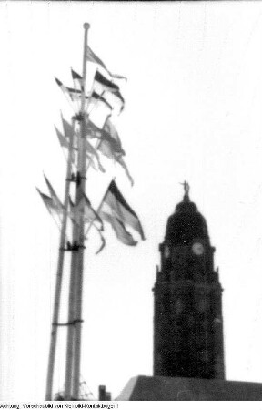 Dresden. 750-Jahr-Feier Dresden, u.a. festliche geschmückte Häuser, Fahnenschmuck auf dem Theaterplatz, Auslage des Café Toscana am Schillerplatz, Platz der Einheit (Albertplatz), Hotelportiers, Andenken, Fahrradtouristen, Richtfest, Modenschau, fahrbahres Postamt, Konzert auf dem Altmarkt, Verkehrsschilder, Juni 1956