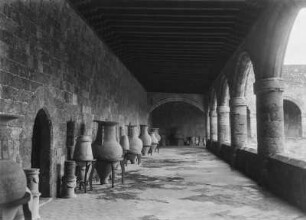 Rhodos (Stadt). Neues Ordenshospital (heute Archäologisches Museum), Arkadengang im Obergeschoss mit Phithoi