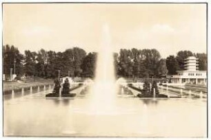 Deutsche Gartenbau- und Schlesische Gewerbe-Ausstellung (GUGALI), Liegnitz: Große Fontäne der Springbrunnen- und Wasseranlage vor dem Weinrestaurant