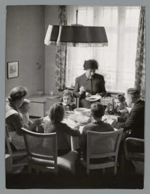 Familie beim Essen, wohl Familie von Gremmlers Verleger Hans A. Keune in Berlin
