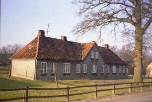 ehemaliges Gut Trenthorst-Wulmenau: Trenthorst 38: früheres Landarbeiterhaus: traufständiges Mehrfamilienwohnhaus mit mittigem Quergiebel