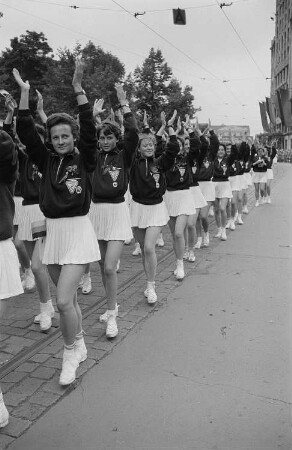 Damen des SV Medizin auf einer Parade anlässlich des II. Deutschen Turn- und Sportfestes