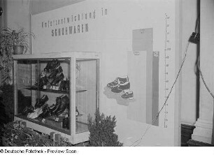 Ausstellungstafel und Vitrine "Umsatzentwicklung in Schuhwaren"