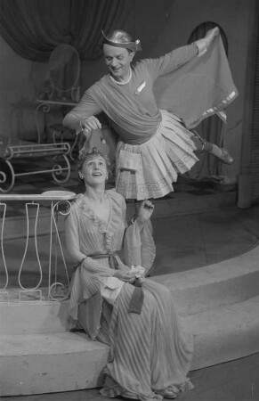 Szenenbilder aus der Komödie "Amphitryon 38" von Jean Giraudoux im Theater am Kurfürstendamm in Berlin : Szene mit Edda Seippel