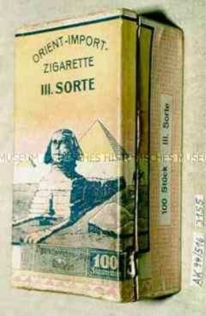 Pappschachtel für 100 Stück Zigaretten "ORIENT-IMPORT-ZIGARETTE III. SORTE" (Abbildung: Sphinx vor Pyramiden)
