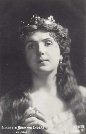 Elisabeth Boehm van Endert als Elsa : Elisabeth Boehm van Endert als Elsa in "Lohengrin" von Richard Wagner. Königliche Hofoper Dresden, 1907. Fotografie (Weltpostkarte) von E. Müller (Hahn Nachf.)