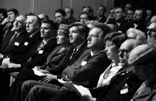 30. Tagung 1980 Chemiker; Eröffnung Festhalle: Christian Anfinsen, vorn: E. Pestel, Kardinal König, Oberbürgermeister Steurer, Frau Steurer, H. Maier, H. Engler, Frau Backlund, Backlund, Gräfin Sonja Bernadotte