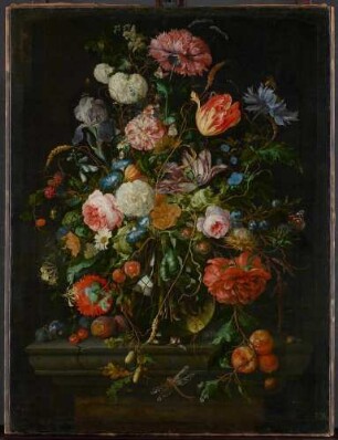 Früchte neben einem Blumenglas