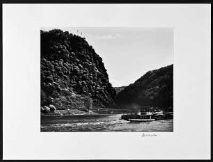 Schiff auf dem Rhein unterhalb der Loreley