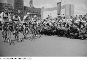 Radrennfahrer auf dem Karl-Marx-Platz (heutiger Augustusplatz)