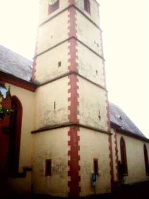 Stadtkirche - Kirchturm querab von Nordosten mit Schießscharten (Schlitz- und Kreuzschlitz-Scharten) in den Mittelgeschossen (zur Feldseite über Stadtmauer)