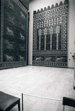 Berlin: Ost; Pergamonmuseum; Ischta Tor; Löwenfries