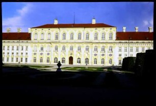 Oberschleißheim: Schloss Schleißheim, Westfassade mit Parkanlage