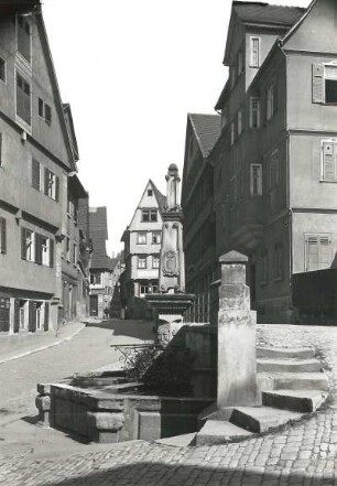 Esslingen am Neckar, Obere Beutau : Esslingen am Neckar. Obere Beutau mit Beutaubrunnen. Blick gegen Eckhaus, Obere-/Mittlere Beutau