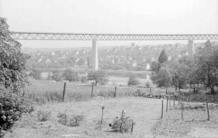 Kassel-Niederzwehren - Bergshausen: Straßenviadukt über die Fulda, mit Vordergrund, etwas tiefer