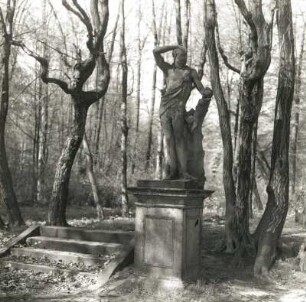Altdöbern. Schloß Altdöbern. Schloßpark. Bacchus. Sandstein (um 1750/55). Knöffler, Gottfried (1715-1779). westliche Schloßachse