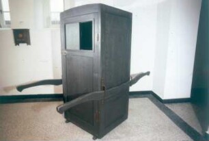 Oldenburg. Deutsches Krankenhausmuseum. Krankentragestuhl aus dem 18. Jahrhundert