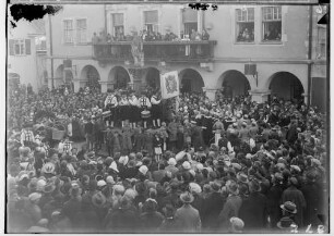 Fasnacht Sigmaringen 1934; Bräuteln vor dem Rathaus