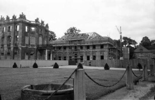 Wiederaufbau des ehemaligen Bibliotheksgebäudes des Karlsruher Schlosses an der Ostseite des Schloßplatzes.