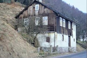 großes Haus, in steilen Hang hinein gesetzt
