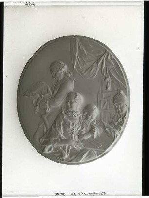 Medaillon (Abzeichen) mit dem Gruppenbildnis von der Familie des Manufakturdirektors Johann Georg Grieninger