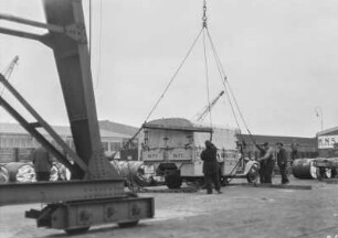 Verladen der Lastwagen : Im Hafen von Rotterdam. Lastwagen werden durch einen Kran verladen