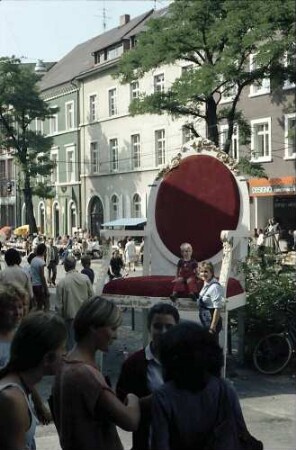 Freiburg i. Br.: Tische und Bänke beim Straßenfest in der unteren Bertoldstraße