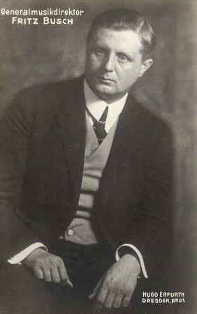 Porträt Fritz Busch : Porträt von Generalmusikdirektor Fritz Busch (1890-1951; Dirigent, Pianist). Fotografie mit retuschiertem Hintergrund (Weltpostkarte) von Hugo Erfurth. Dresden, um 1925