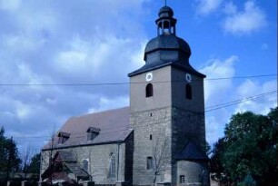 Kirche mit Turm und Apsis, überdachter Treppenaufgang