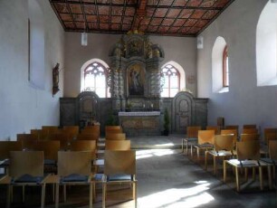 Stadtbild - Kapelle St Georg- Langhaus Innen - Sicht nach Osten mit Ausstattung sowie Kasettendecke unf Altar in Übersicht