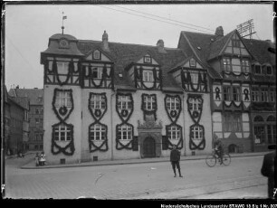 Einzug von Herzog Ernst August zu Braunschweig-Lüneburg in Wolfenbüttel Enthält: Bankhaus Seeliger in der Langen Herzogstraße mit Girlanden geschmückt