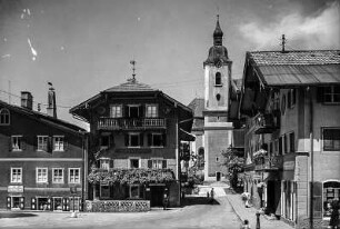 Miesbach. Marienplatz (ehem. Hindenburg-Platz) von Westen mit Stadtpfarrkirche Mariä Himmelfahrt