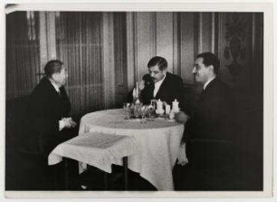 Nikolaus Titulescu und Pierre Laval beim Lunch im Genfer Hotel des Bergues. links: Nikolaus Titulescu, Mitte: Pierre Laval, rechts: Alexis Léger