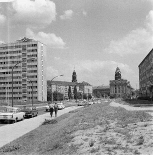 Dresden, Budapester Straße. Blick gegen Datenverarbeitungszentrum, Turm der Kreuzkirche und Rathaus mit Turm