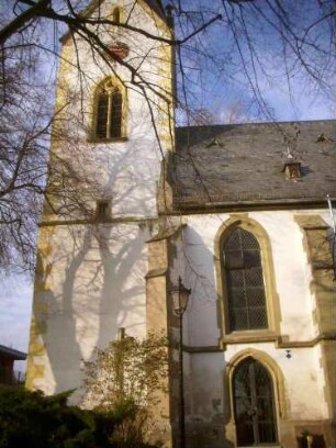 Kirchturm von Süden (Erbaut um Jahr 1500) mit Ansatz Langhaus (spätgotischer Neubau Ende 15 Jh) über Kirchhof