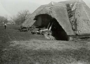 Görwihl, Bauernhaus : Görwihl-Segeten. Bauernhaus. Hocheinfahrt zur Scheune (Bergseite)