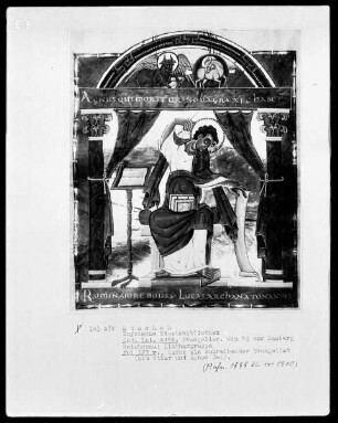 Evangeliar Heinrichs 2. — Lukas als schreibender Evangelist, mit Stier und Lamm Gottes, Folio 127verso