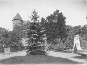 Denkmal für den Chemiker Clemens Winkler : Freiberg. Denkmal für den Chemiker Clemens Winkler (1910; C. Seffner). Blick zum Schloß Freudenstein