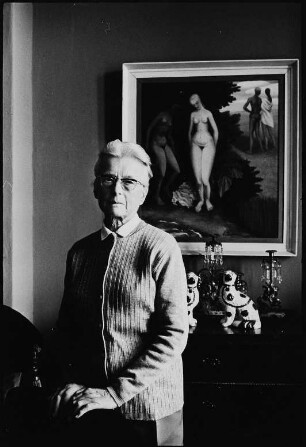 Die Malerin und Grafikerin Edith Dettman in ihrer Wohnung (vor einem ihrer Werke?)