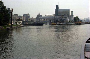 Basel: Einfahrt Zollhafen