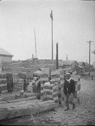 Geta-Hersteller auf dem Hafengelände in Shikuka : Holzstapel und gestapelte Sohlen
