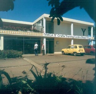 Nairobi. Eingang mit Vorderfront und Laden des Crafts Training Centre "Shauri Moyo"