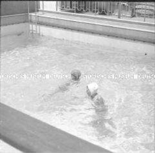 Zwei Damen im Schwimmbad des Hochseepassagierdampfers "Columbus"