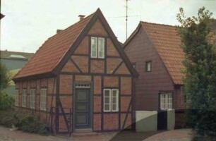 Heiligengeiststraße 4: Eckhaus aus Fachwerk: Giebelseite mit Eingangstür, Traufseite