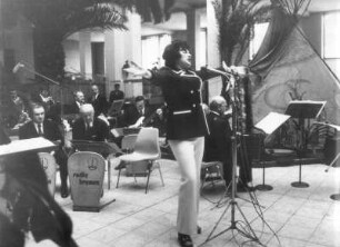 Bremen. Überseehafen. Hafenkonzert. Auftritt der Sängerin Hedy Henning die Seemannslieder vorträgt