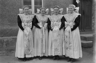 Sorbische katholische Hochzeit in Cölln. Brautjungfern. : Serbski katolski kwas w Chelnje. Kwasne družki.