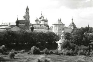 Sagorsk (Sergijew Possad). Dreifaltigkeitskloster (Gründung um 1340). Ansicht von Südost