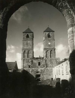 Kloster Veßra. Kirchenruine St. Marien des Klosters Veßra (1138 durch Otto von Bamberg geweiht, 1939 ausgebrannt). Inneres von Osten mit Triumphbogen und Turmpaar